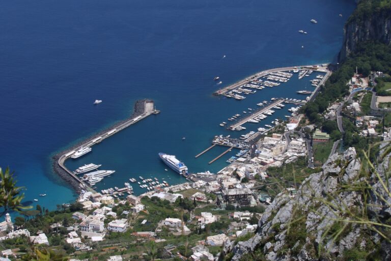 Veduta del porto di Marina Grande a Capri, con moli, banchine e imbarcazioni.