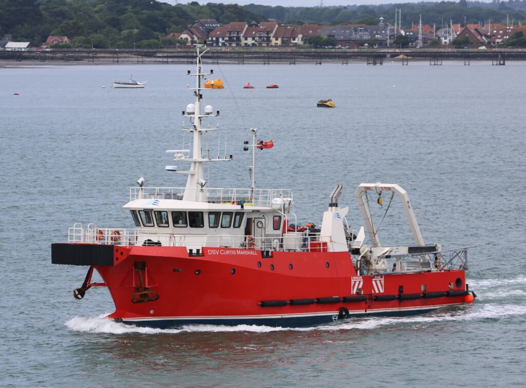 Nave di supporto alle immersioni DSV Curtis Marshall in navigazione.
